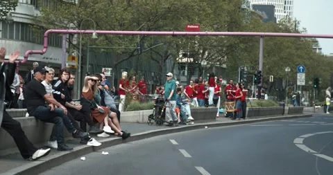 S25 marathon pan spectators runners Berlin 2023 Stock Footage 332125193
