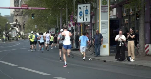 S25 marathon pan spectators runners Berlin 2023 動画素材 332125205