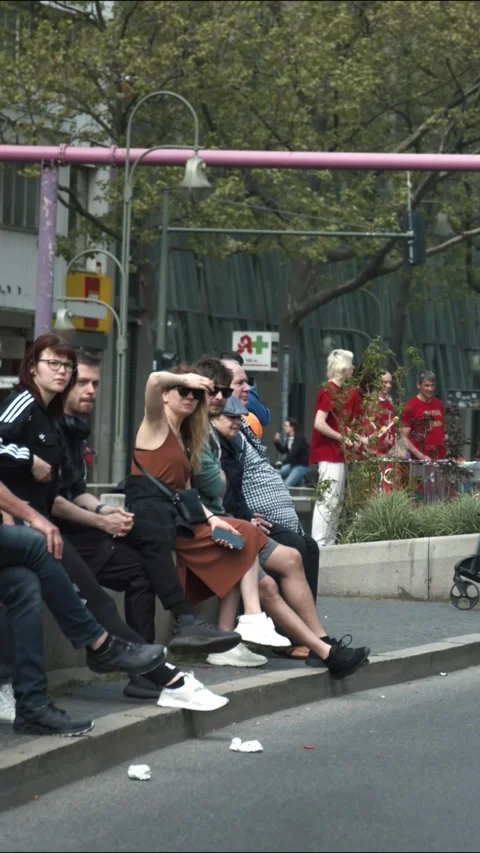 S25 marathon pan spectators runners Berlin 2023 動画素材 332132304