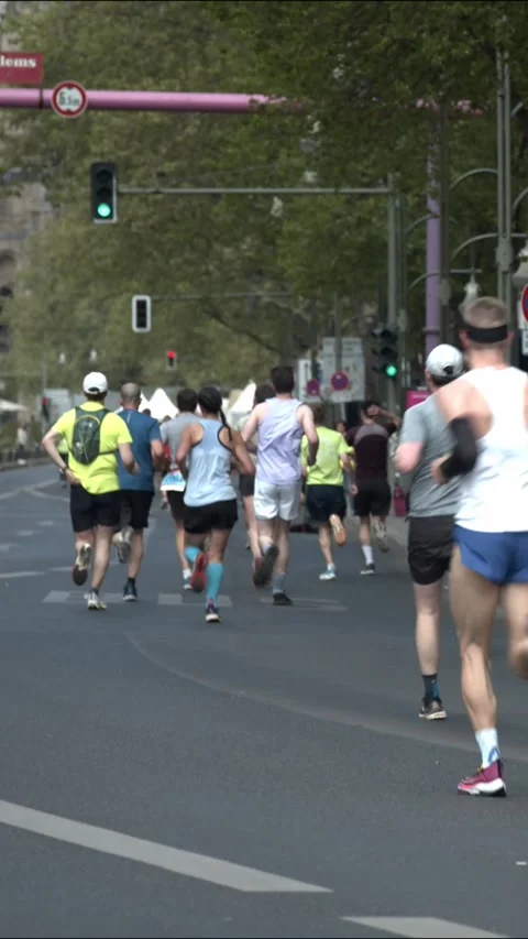 S25 marathon pan spectators runners Berlin 2023 Stock Footage 332132313