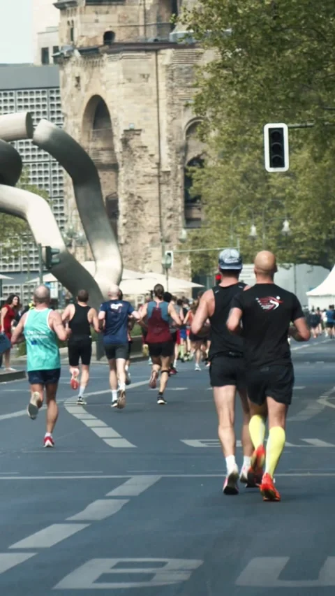 S25 marathon rack focus runners slow motion Berlin 2023 動画素材 332132107