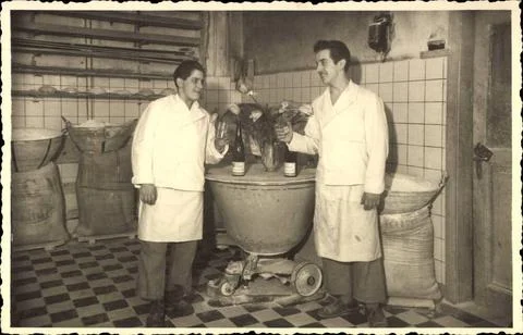 Saarbrücken, Backstube der Konditorei Becker etwa 1940, zwei Bäcker *** Sa. Stock Photos