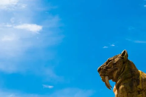 Sabertooth tiger statue in the lower right corner and an amazing blue sky Foto stock