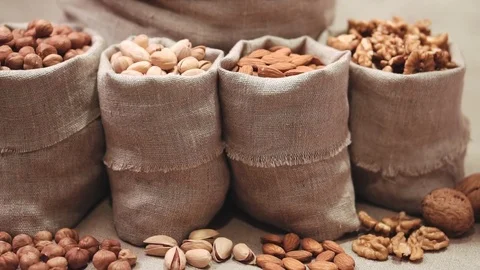 Sacks of different types nuts Vídeo Stock 72121360