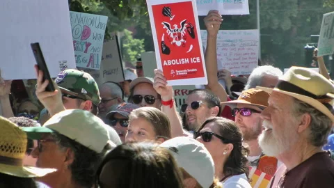 Sacramento Immigrant demonstration, crowd of demonstrators Vidéo 153107967