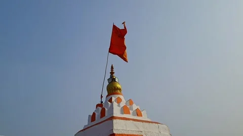 Sacred Red Flag Flying Above Anjanadri Temple Symbolizing Devotion and Spir.. Video stock 335649476