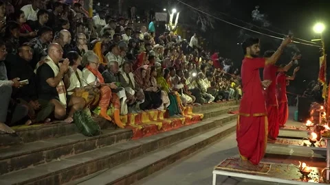 Sacred Worship Ritual with Crowd in Rishikesh India 库存影片 337625412