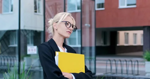 A sad expression face of business lady Stockbeeldmateriaal 152508985