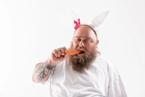 Sad fat man does not like healthy eating Foto stock