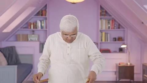 Sad Indian old man measuring waist using inch tape Vídeo Stock 280184003