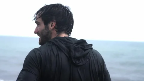 Sad man in the beach Vídeo Stock 243518950