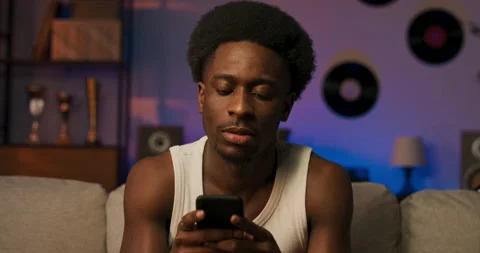 A sad man exchanges text messages with girlfriend, an argument on the phone 库存影片 200796197