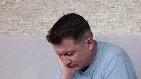 Sad man raises his head and smiles. The slow motion effect. Vídeo Stock 128486092