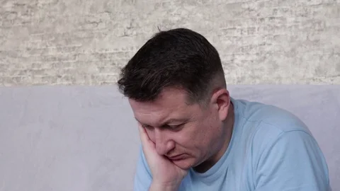 Sad man raises his head and smiles. The slow motion effect. Vídeo Stock 129694503