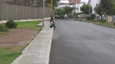 A sad man sitting on the sidewalk floor 库存影片 149198470