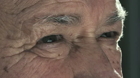 Sad old man closeup portrait in his eyes: pensive old man, thoughtful elder man  Vídeo Stock 58303421
