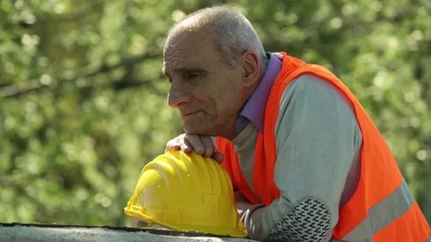 Sad old worker on his last day of work Video stock 72373776