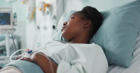Sad, sick and a thinking black woman in a hospital bed for healthcare, exam and Vidéo 252294308