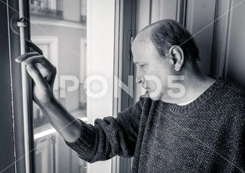 Sad unhappy old senior man suffering from memory loss and alzheimer feeling d Stock Photos