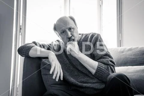 Sad unhappy old senior man suffering from memory loss and alzheimer feeling d Stock Photos