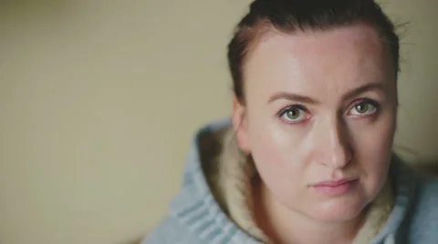 Sad woman looking at camera. Vídeo Stock 62364708