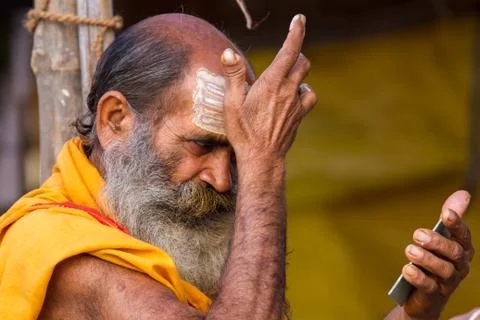 Sadhu applying paste Stock-Fotos