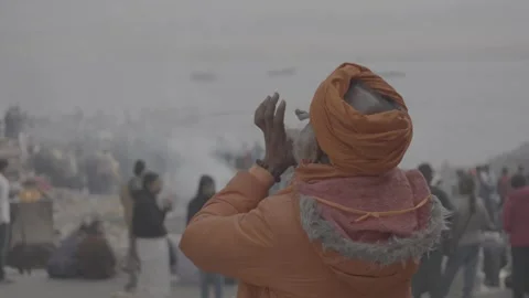 Sadhu Blowing Conch Shell During Ritual in Varanasi, India – January 2025 Stock Footage 313005530