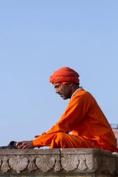 A Sadhu Reading Stock-Fotos