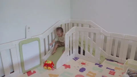 Safe Play Area for Infants with Soft Slide and Colorful Mat Vidéo 341142535