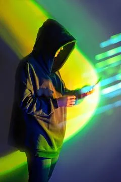 Safe storage of personal data on a smartphone. Shrouded in darkness hooded fi Foto stock