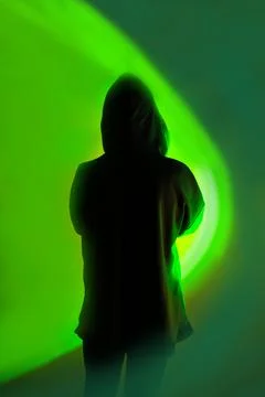 Safe storage of personal data on a smartphone. Shrouded in darkness hooded fi Foto stock