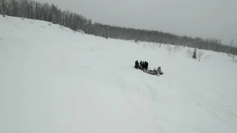 Safety briefing in the winter mountains 库存影片 171576880