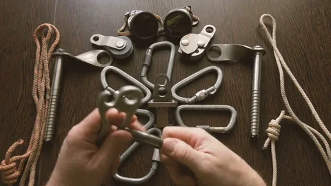 The safety device is checked before the trip, to ensure the safety of climbers Vidéo 73580517