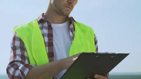 Safety engineer checking building compliance filing documents, technical safety Vidéo 117195858