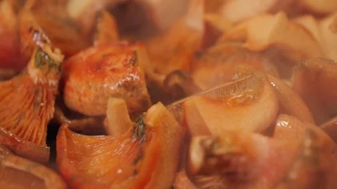 Saffron milk caps steam while frying, mushrooms fried in a frying pan close up Stock-Footage 326904185