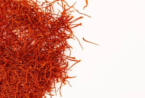 Saffron spice threads creating a vibrant border Foto stock