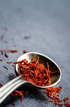Saffron in a spoon on a dark background, selective focus, macro shot, shallow Foto stock