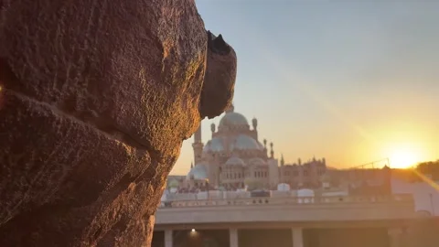 Sahaba mosque framed by rock formations during sunset in sharm el sheikh 스톡 동영상 314279503