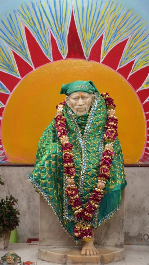 Sai Baba Idol in Vertical Frame with Decorative Background Видео 316895180