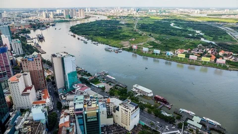 Saigon river separating Ho Chi Minh City district 1 to district 2, Vietnam 스톡 동영상 116854810