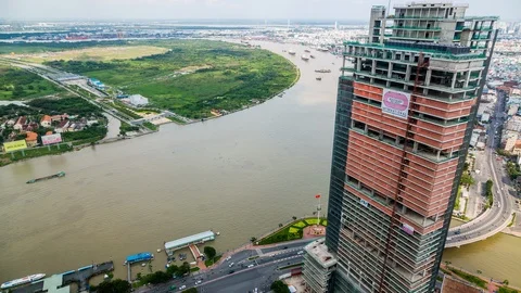Saigon river separating Ho Chi Minh City district 1 to district 2, Vietnam 스톡 동영상 116855688