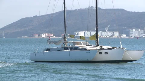 Sail boat floating in the harbor Video stock 40821689