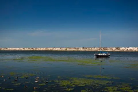 Sail boat on river Stock-Fotos