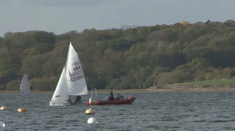 Sail training - dinghies do loops around RIB on Rutland Water. 스톡 동영상 1010954