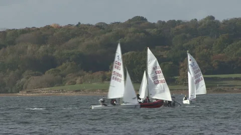 Sail training - dinghies do loops around RIB on Rutland Water. 스톡 동영상 1011136