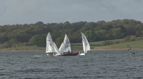 Sail training - dinghies do loops around RIB on Rutland Water. 스톡 동영상 1011309