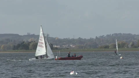 Sail training - dinghy does loops around a RIB on Rutland Water. 스톡 동영상 1006487