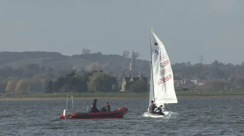 Sail training - dinghy does loops around a RIB on Rutland Water. 스톡 동영상 1006558