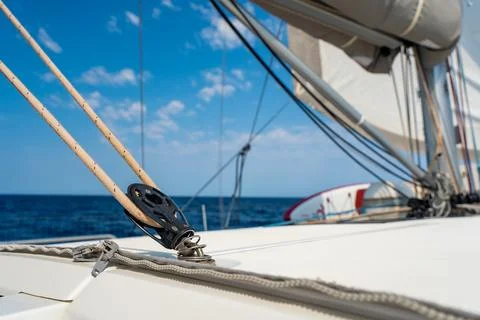 Sailboat deck hardware with rope and pulley under sail. Yacht rigging and Stock-Fotos