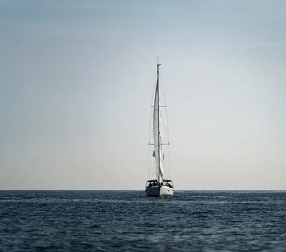 Sailboat directed completely perpendicular to the camera Foto stock
